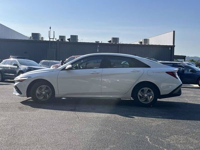 2024 Hyundai Elantra SE