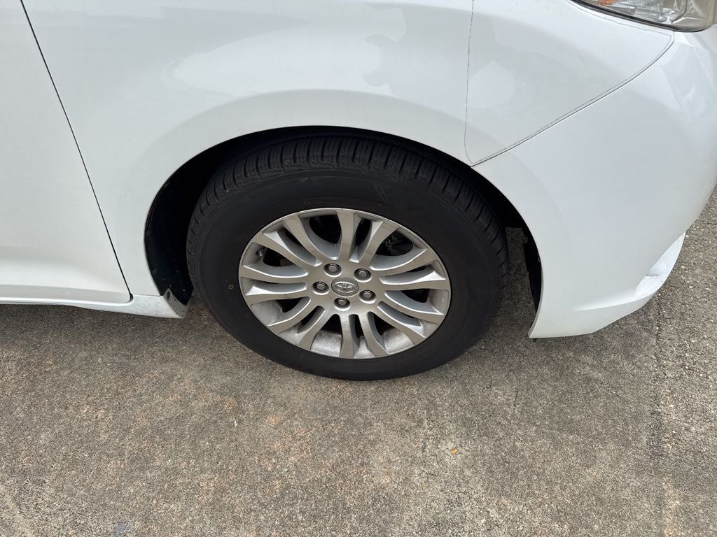 2013 Toyota Sienna XLE 8 Passenger