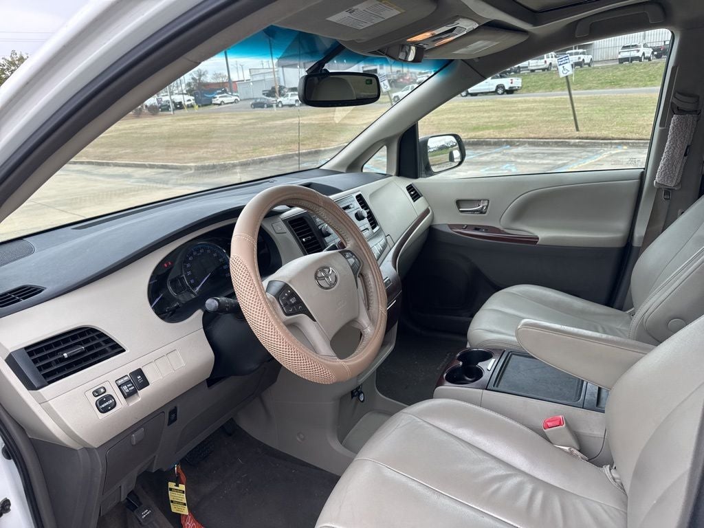 2013 Toyota Sienna XLE 8 Passenger