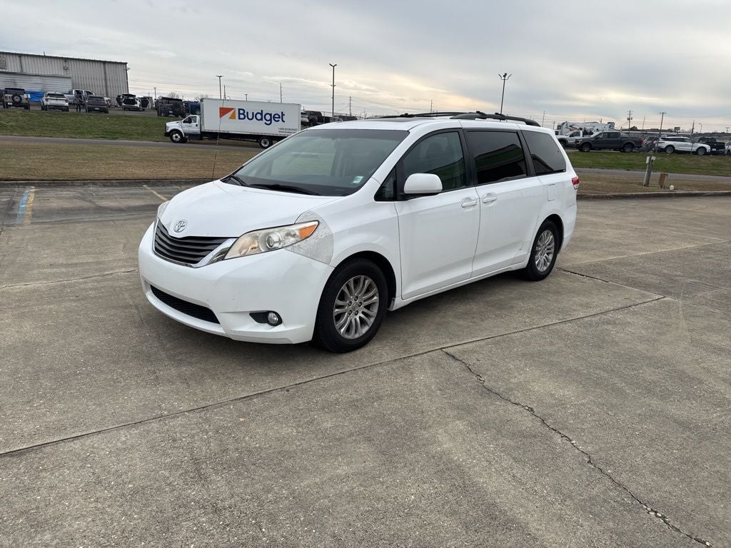 2013 Toyota Sienna XLE 8 Passenger