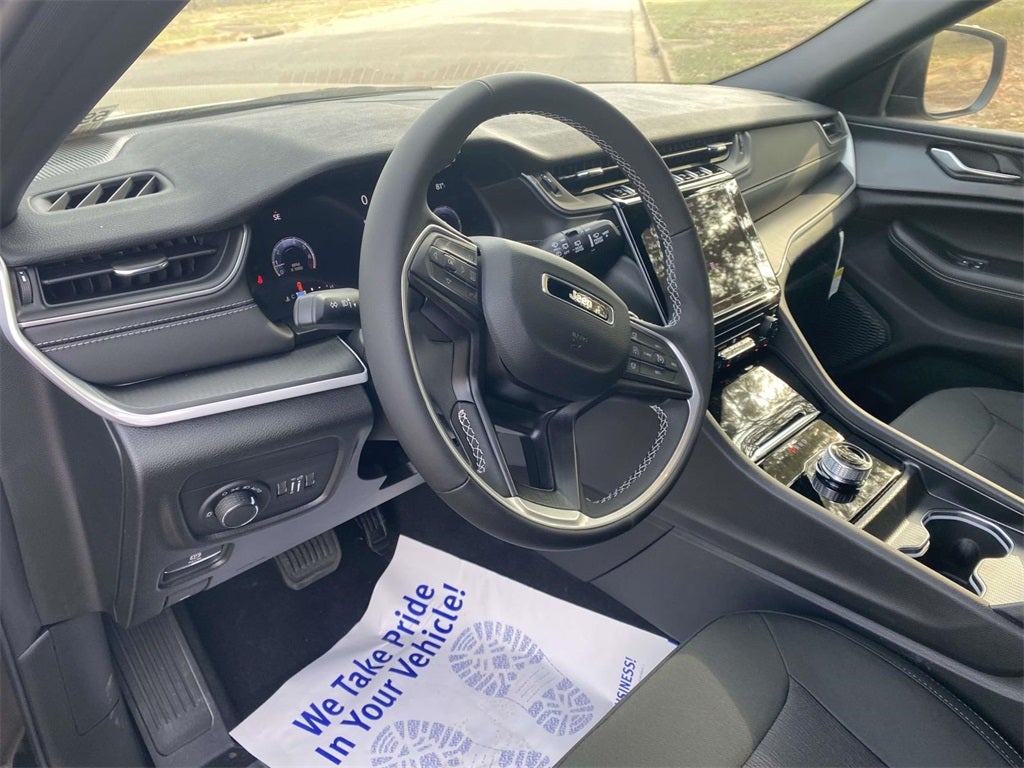 2025 Jeep Grand Cherokee GRAND CHEROKEE LAREDO 4X2