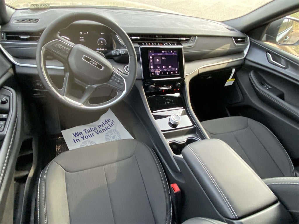 2025 Jeep Grand Cherokee GRAND CHEROKEE LAREDO 4X2