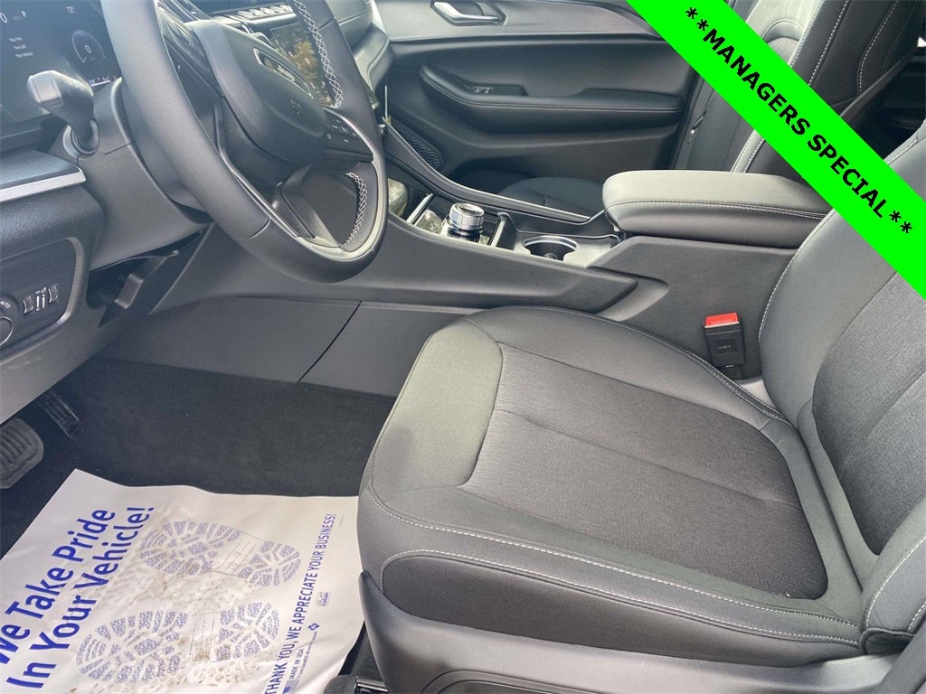 2025 Jeep Grand Cherokee GRAND CHEROKEE LAREDO 4X2