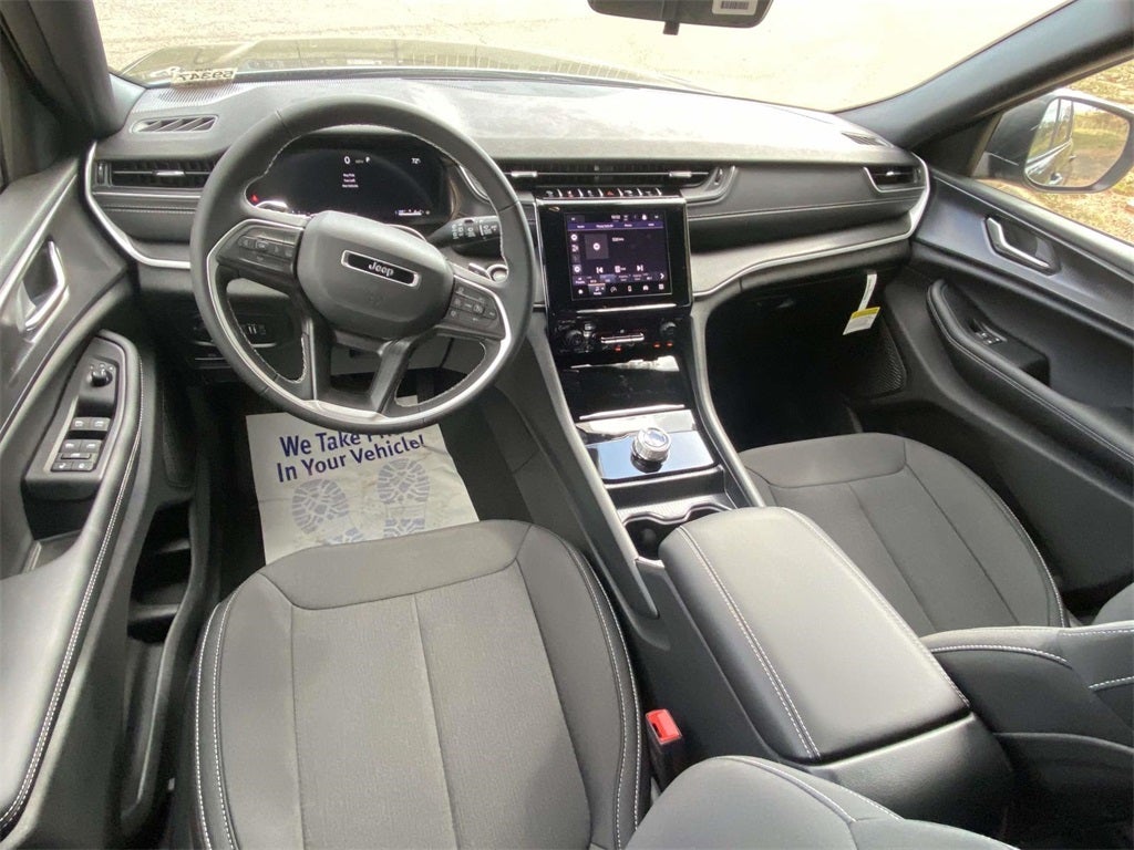 2025 Jeep Grand Cherokee GRAND CHEROKEE LAREDO 4X2