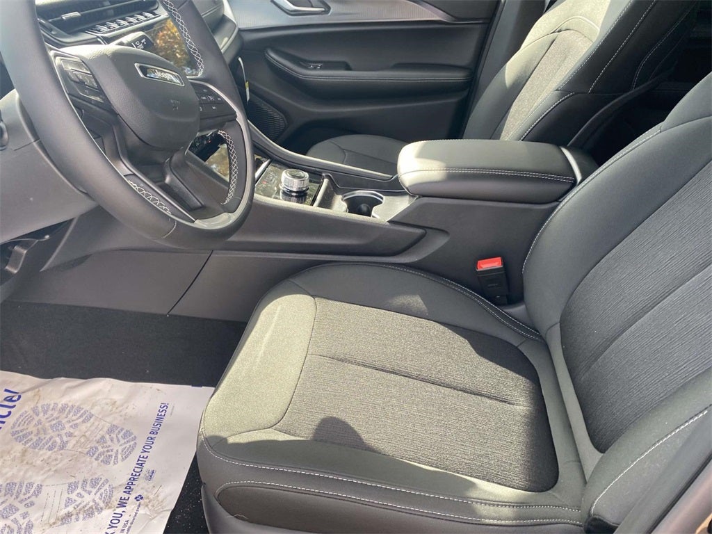 2025 Jeep Grand Cherokee GRAND CHEROKEE LAREDO 4X2