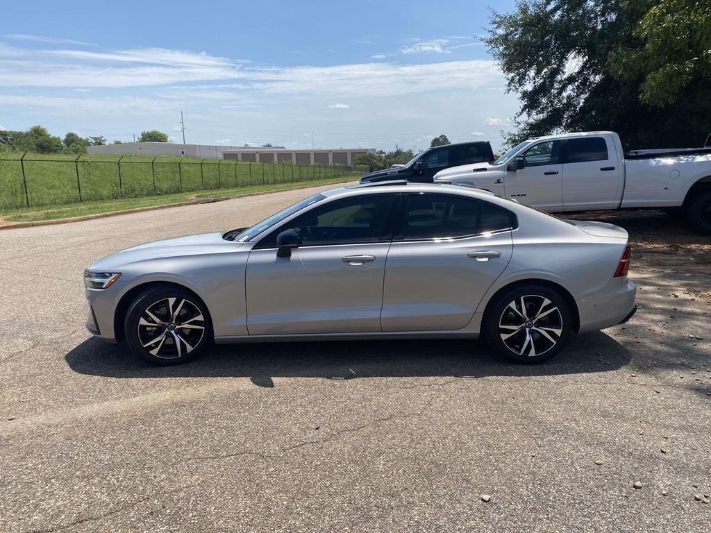 2024 Volvo S60 B5 Plus Dark Theme